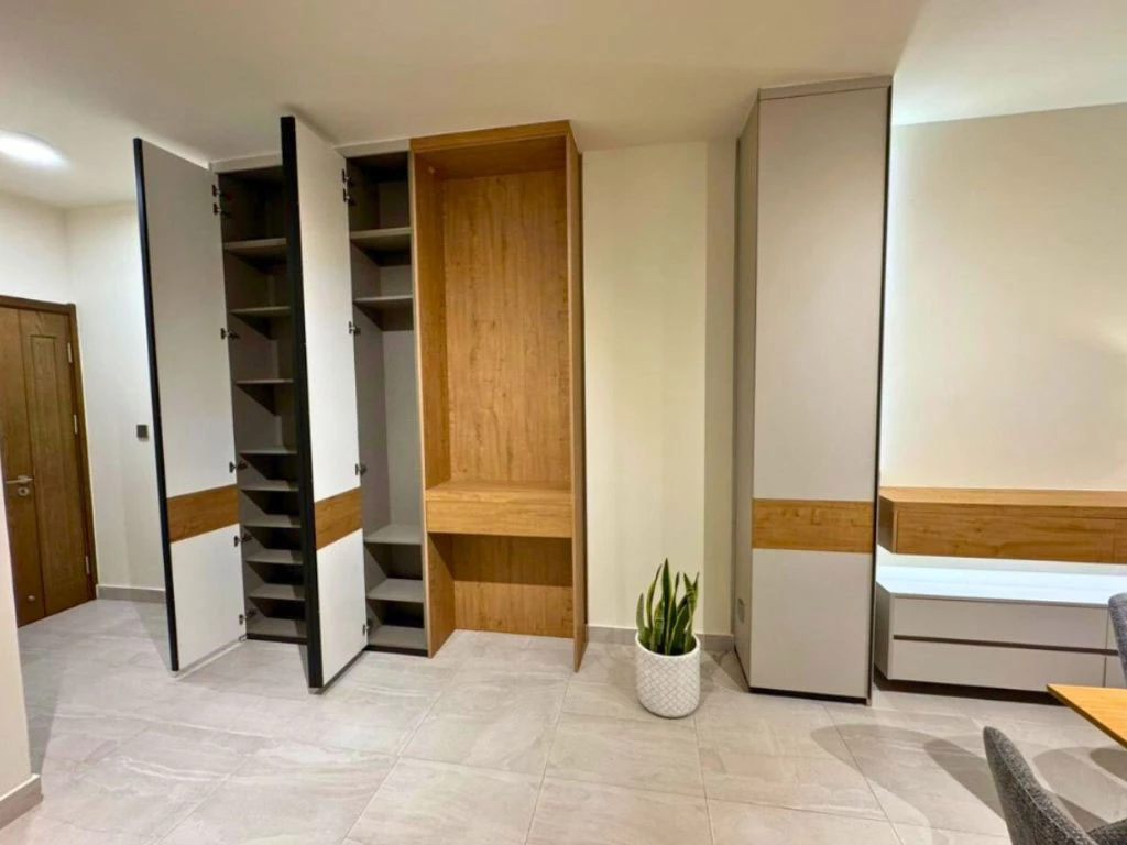 001036-closet.webp