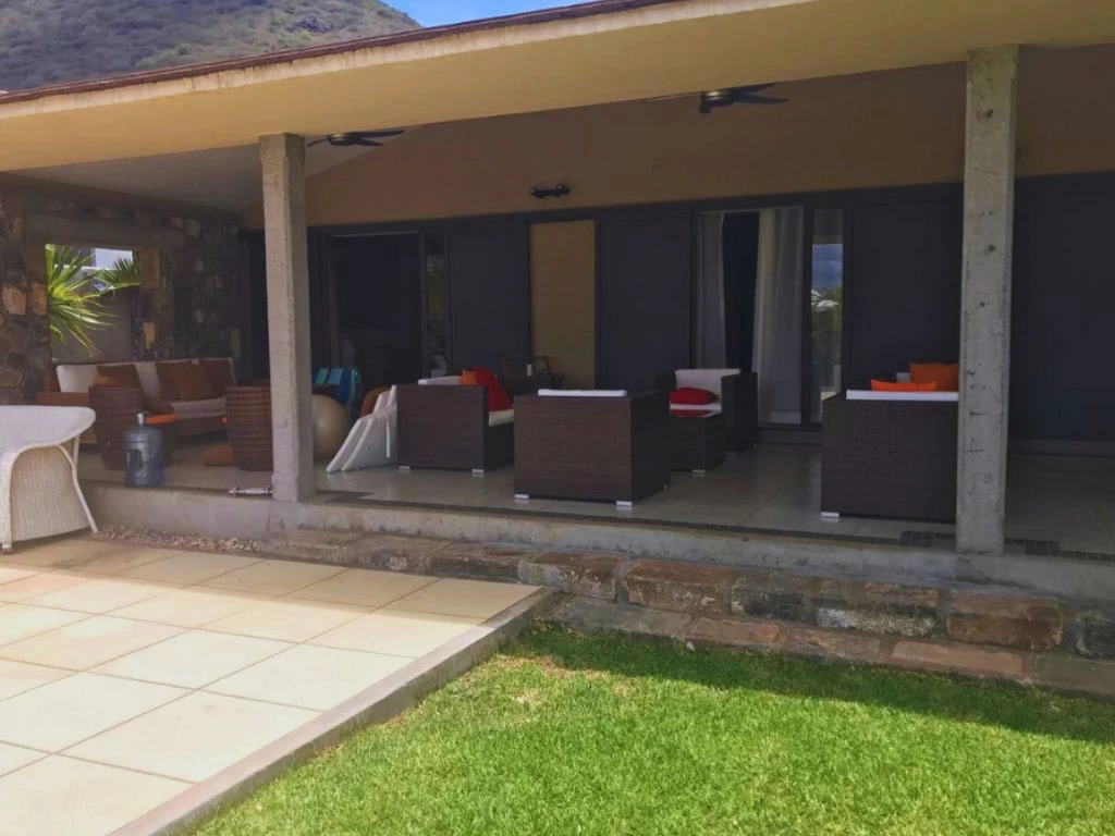 001037-outside-livingroom2.webp