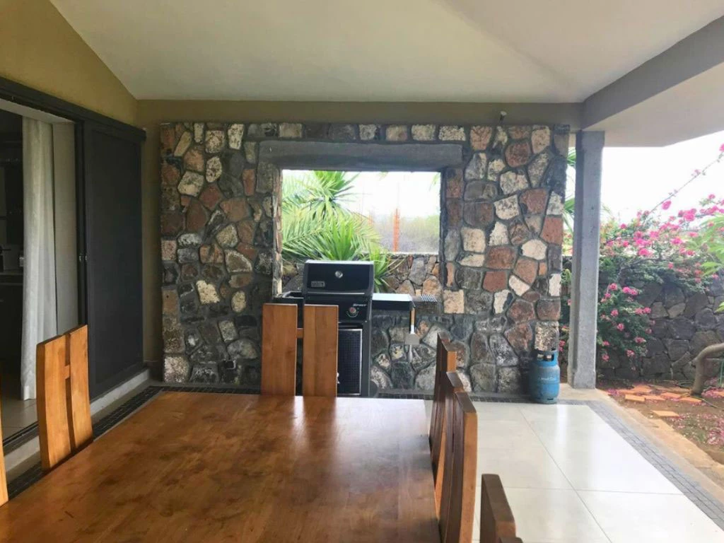 001037-outside-livingroom.webp