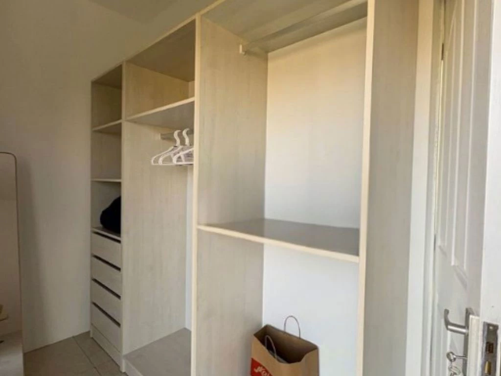 001066-closet.webp