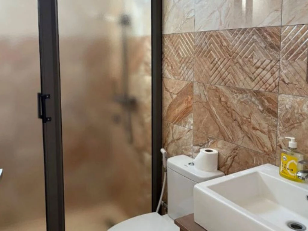 001066-bathroom2.webp