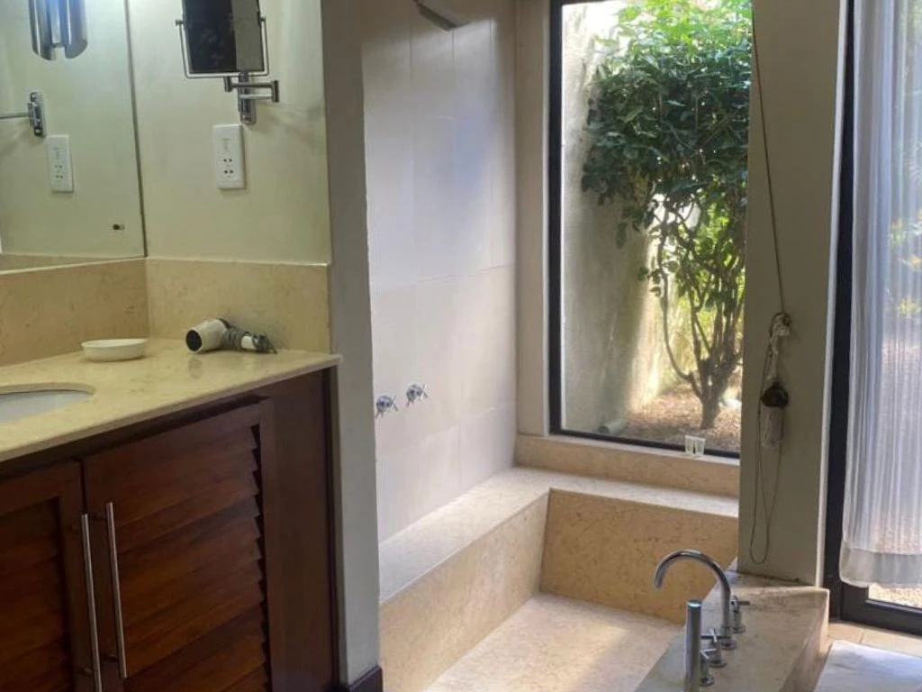 001001-bathroom.webp