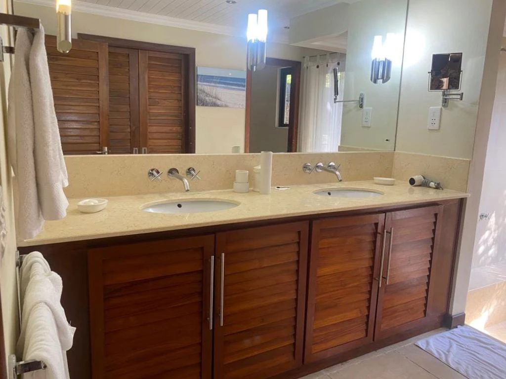 001001-bathroom2.webp