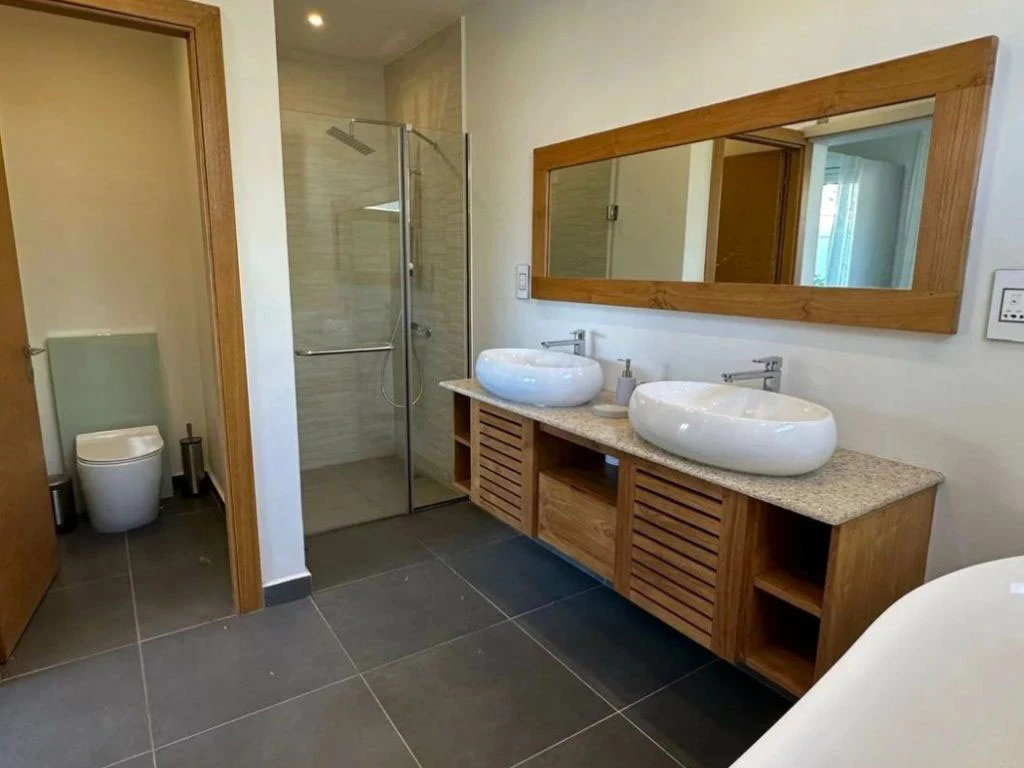 010004-bathroom2.webp