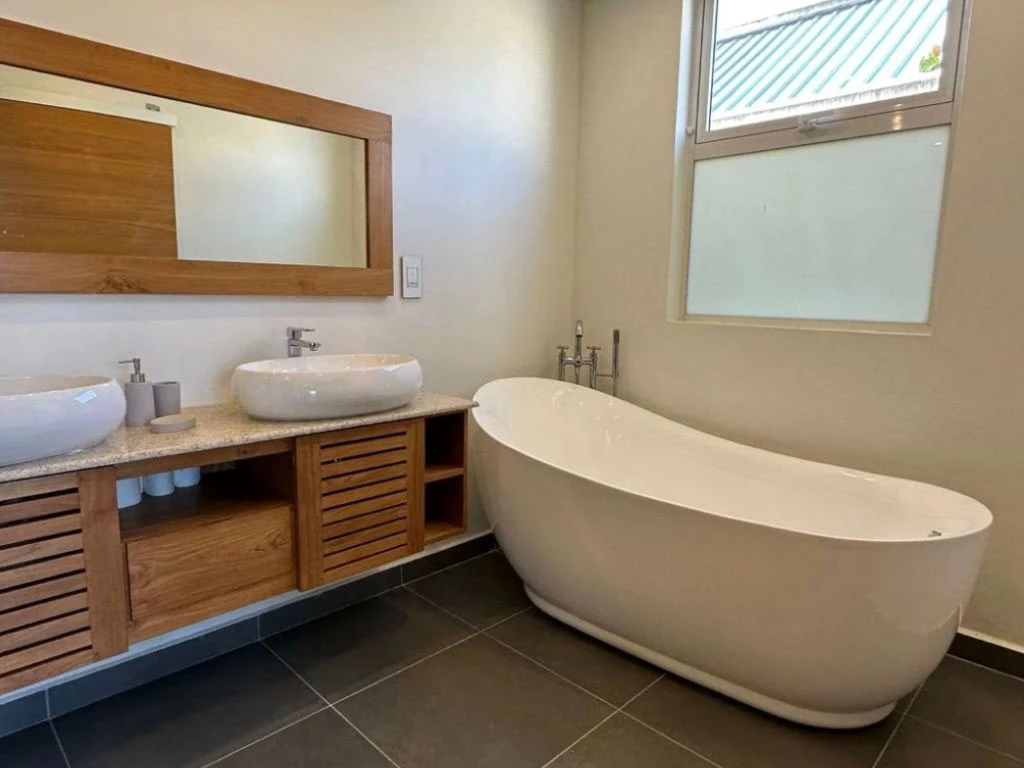 010004-bathroom.webp