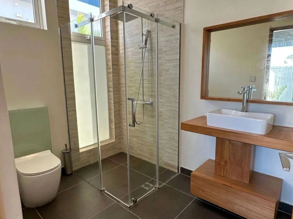 010004-2bathroom.webp