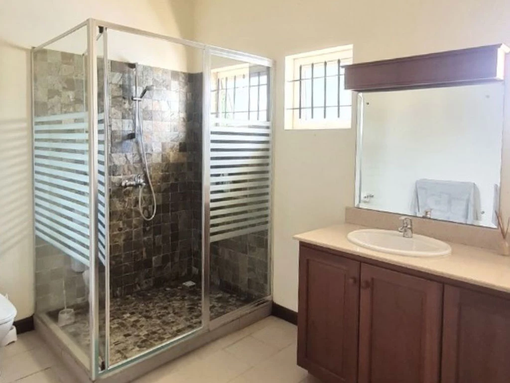 001056-bathroom2.webp