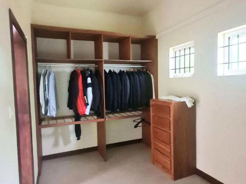001056-closet.webp