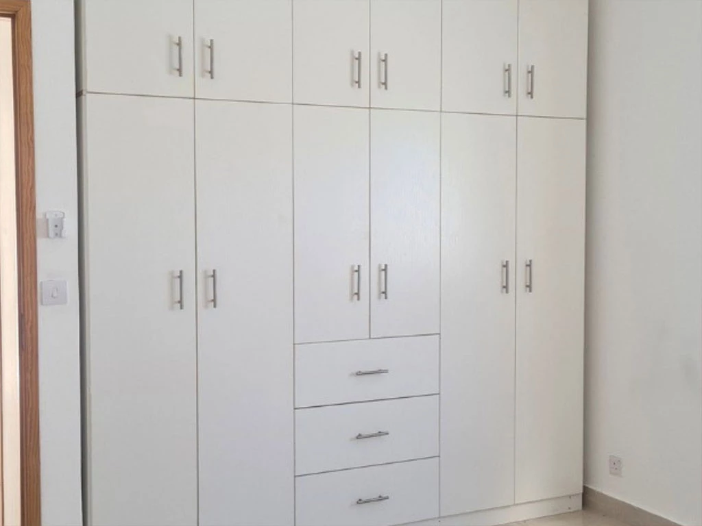 001047-closet.webp