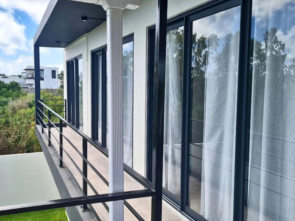 001049-balcony2.webp