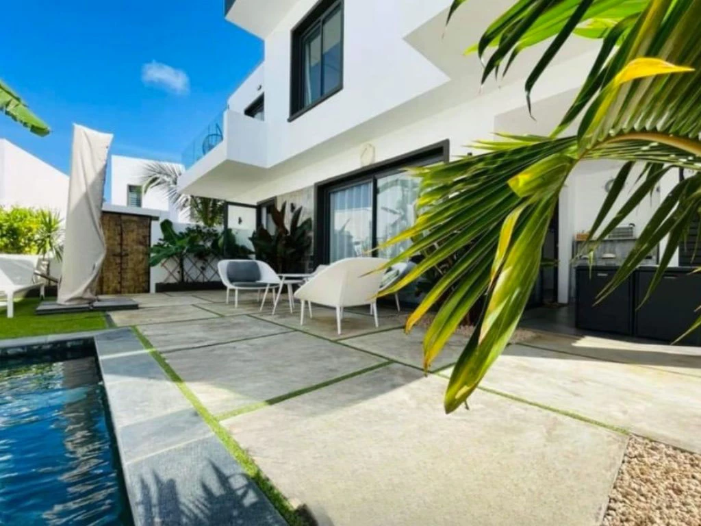 001057-outside-livingroom.webp