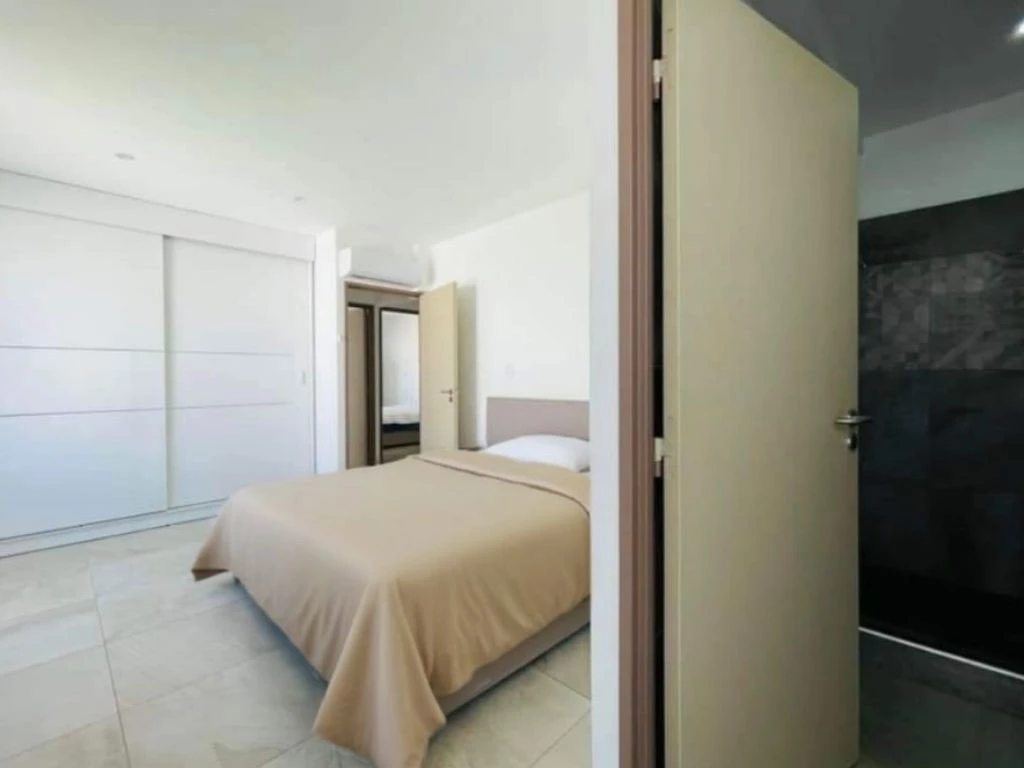 001057-bedroom1.webp