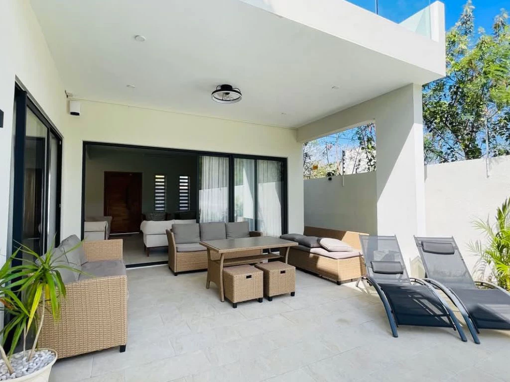 001068-outside-livingroom.webp