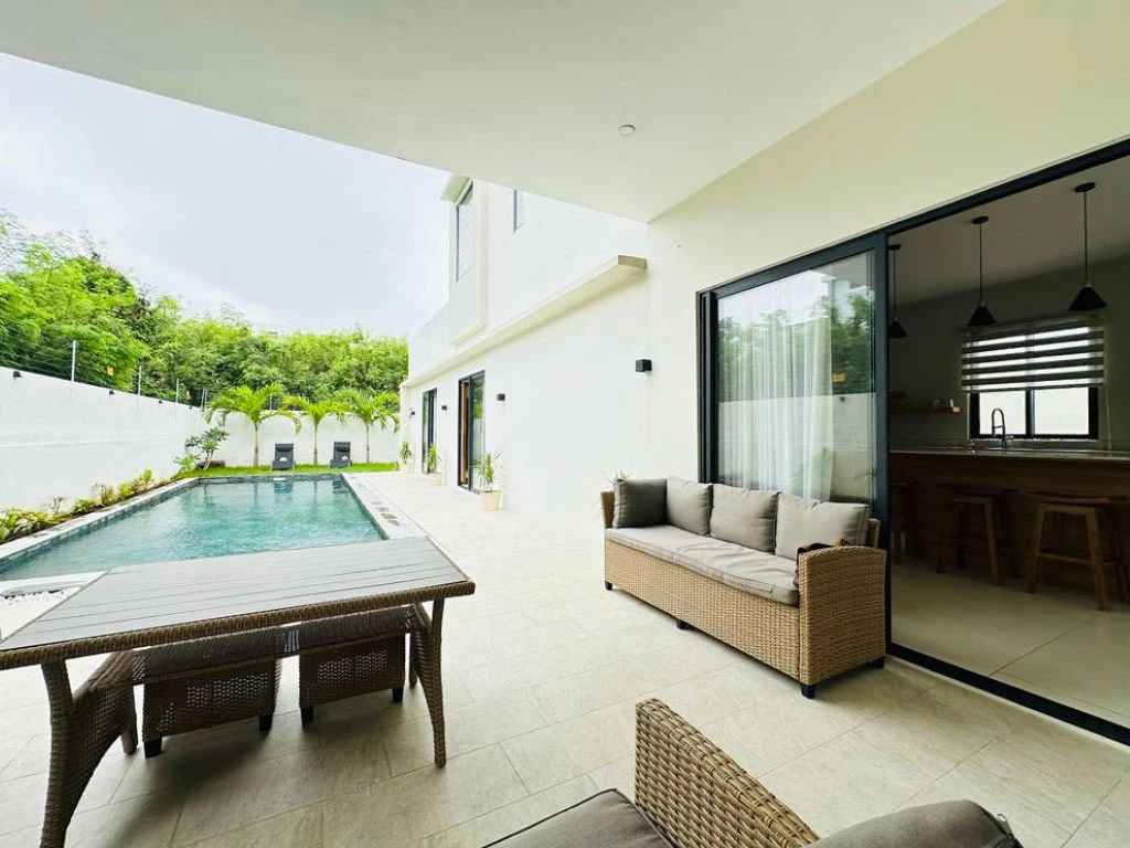 001068-outside-livingroom2.webp