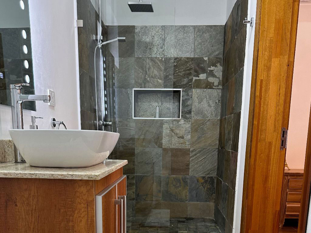 001030-3bathroom.jpeg