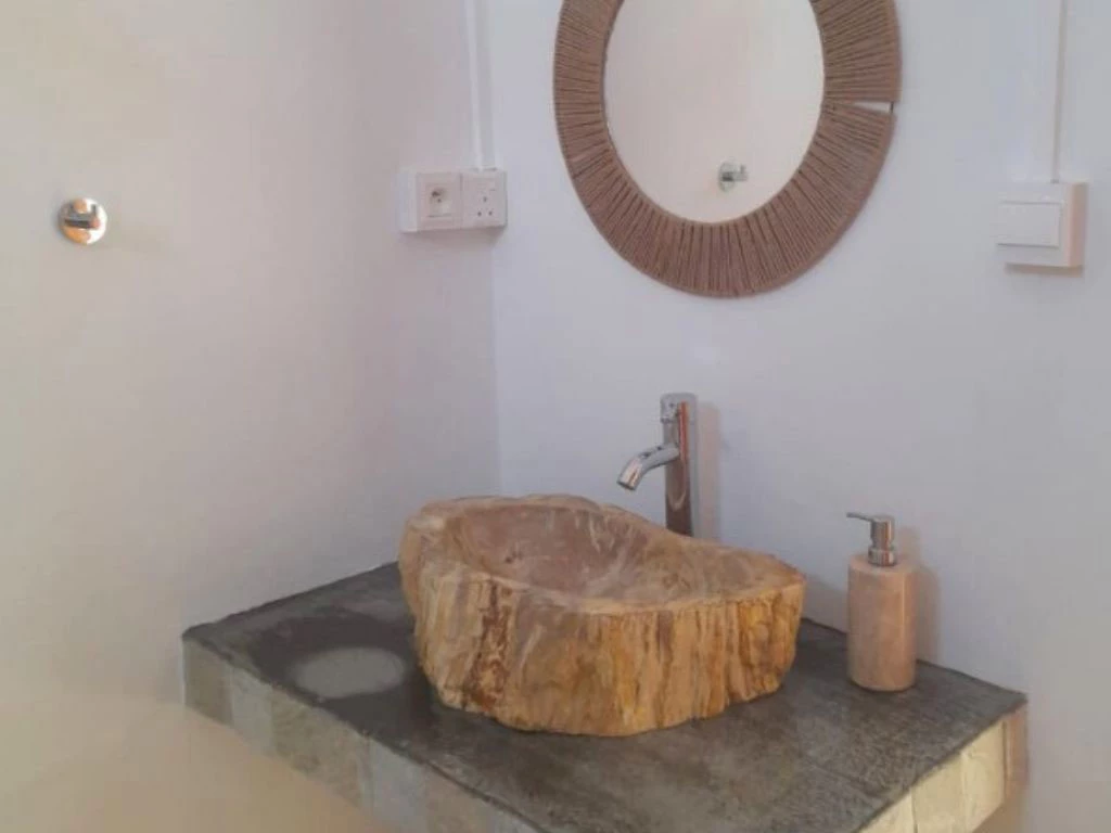 001062-bathroom2.webp