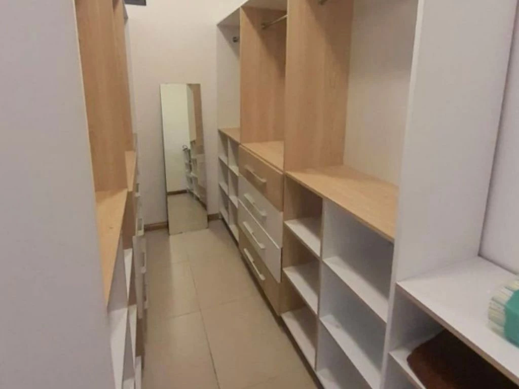 001062-closet.webp