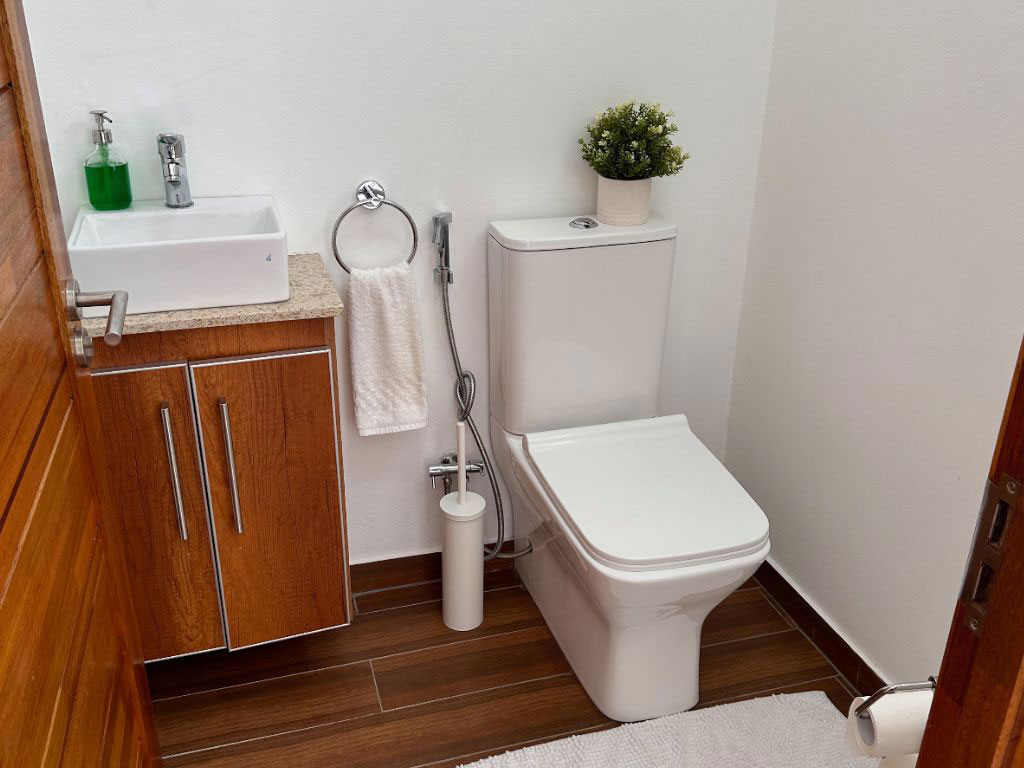 001030-2bathroom.jpeg