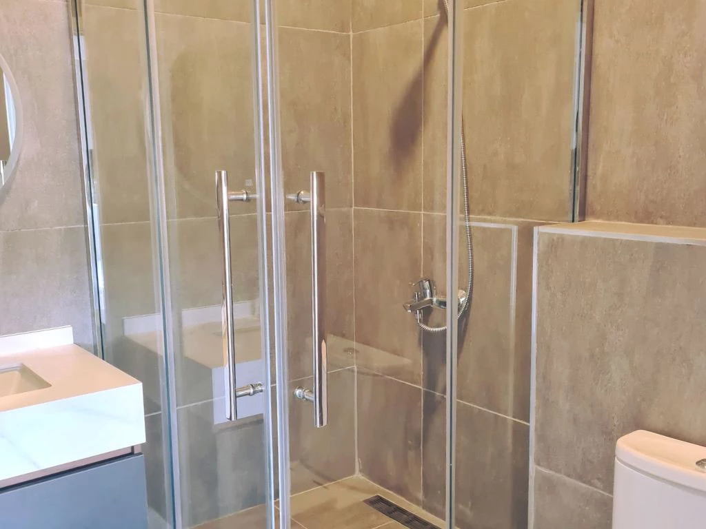 001032-3bathroom.webp