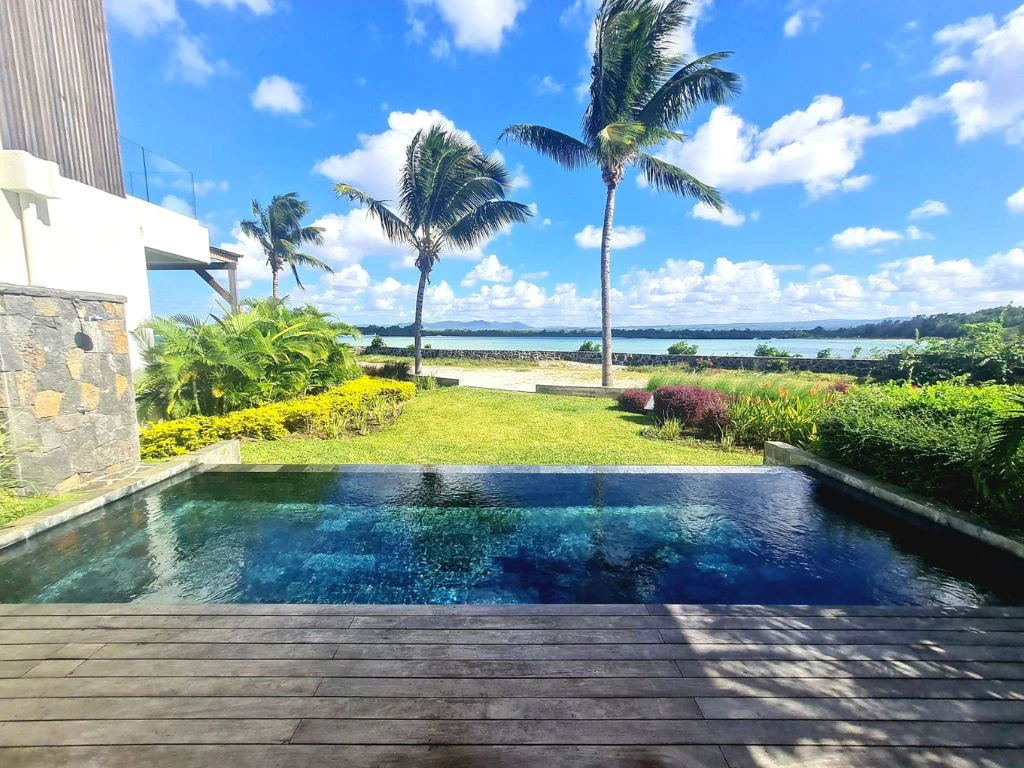 001002-pool2.webp