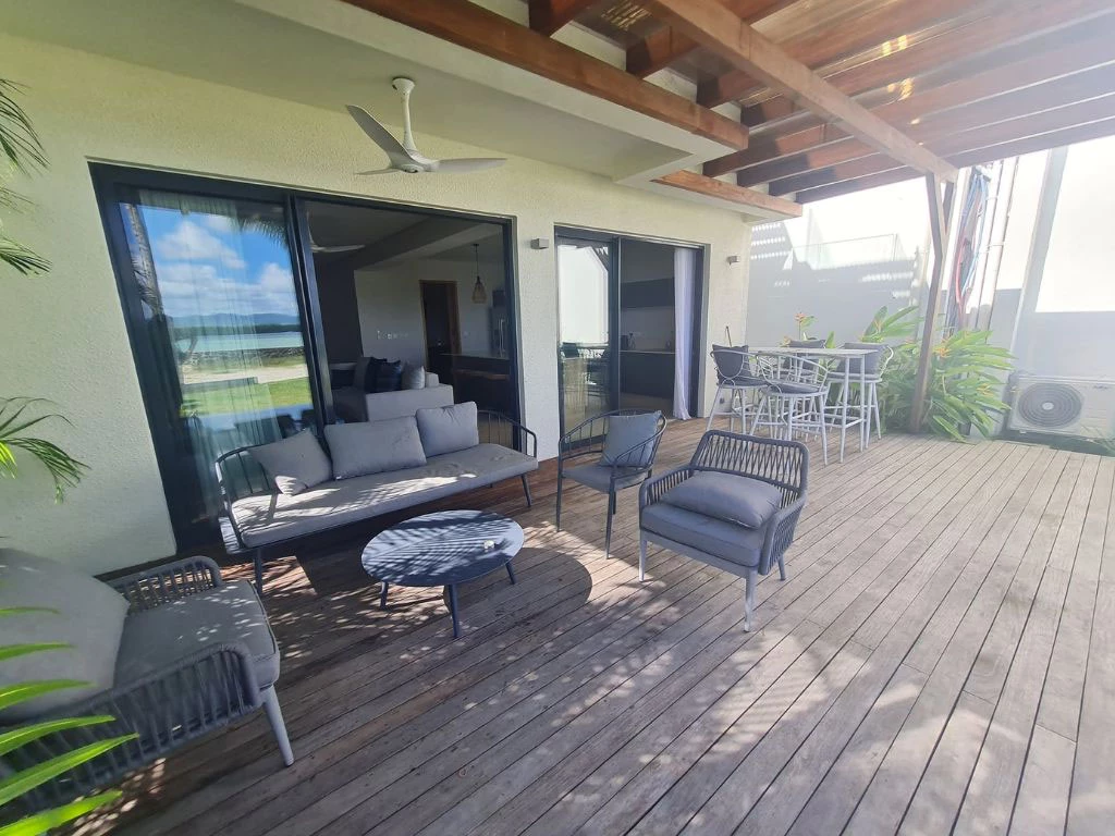 001002-outside-livingroom3.webp
