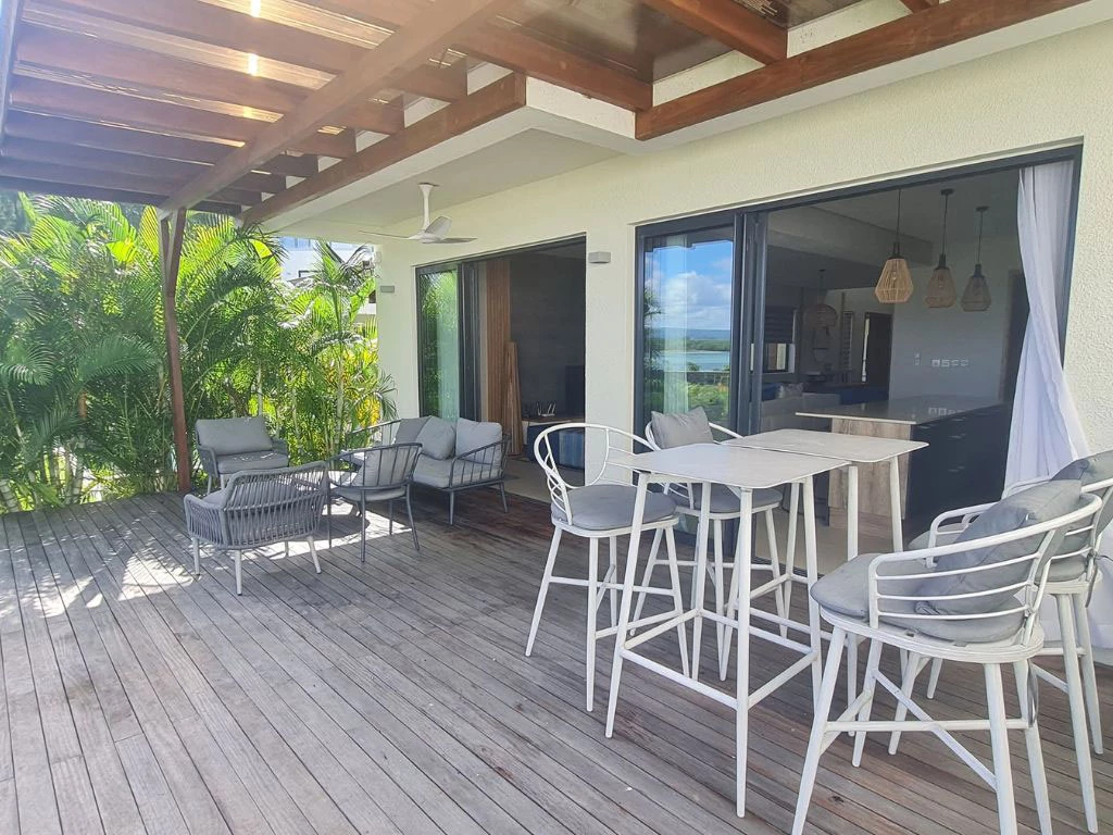 001002-outside-livingroom2.webp