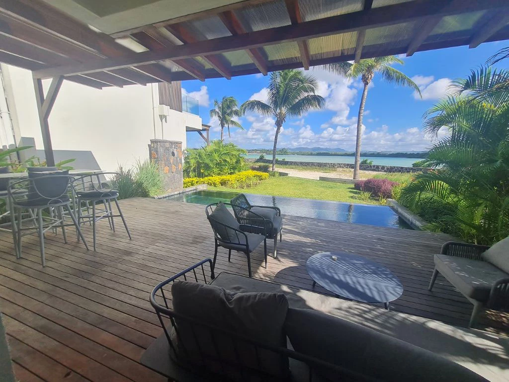 001002-outside-livingroom.webp