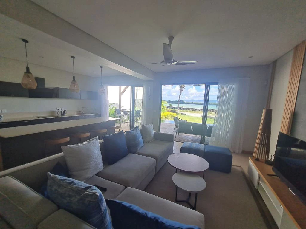 001002-livingroom3.webp