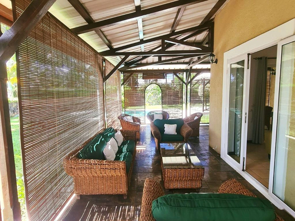 001035-outside-livingroom4.webp