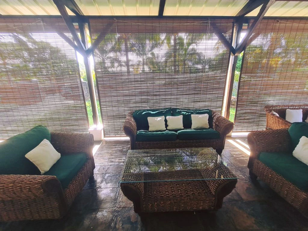 001035-outside-livingroom3.webp