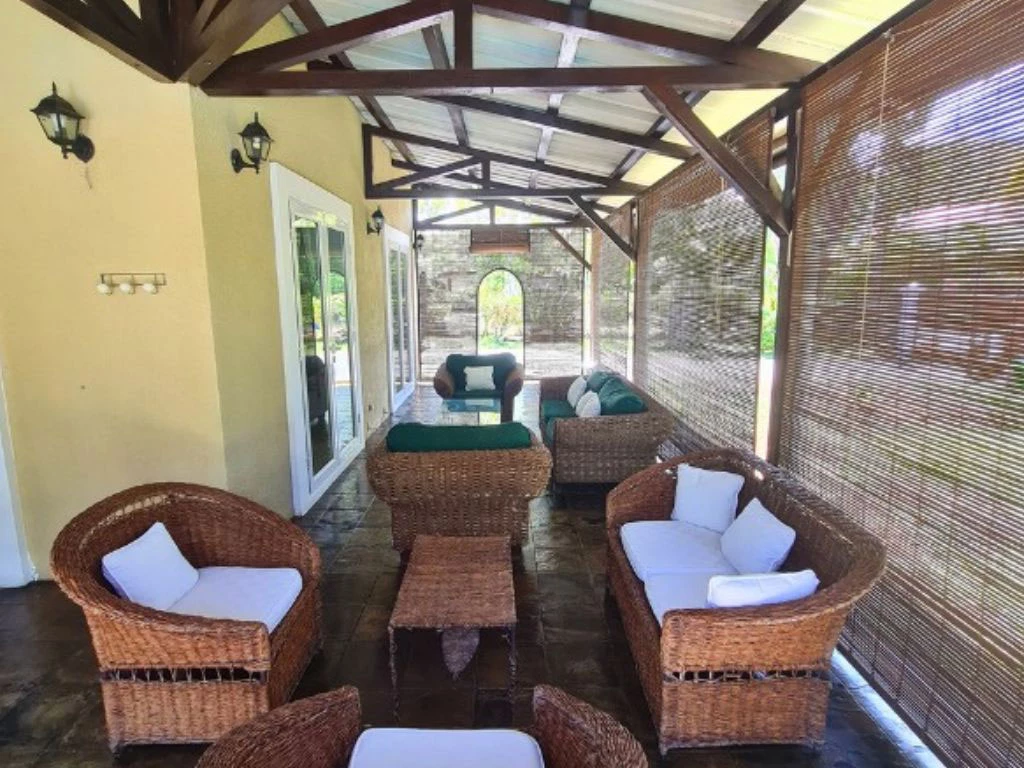 001035-outside-livingroom.webp