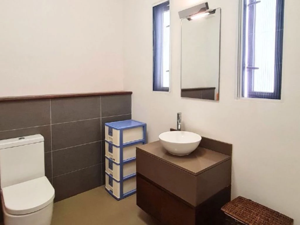 001058-2bathroom.webp