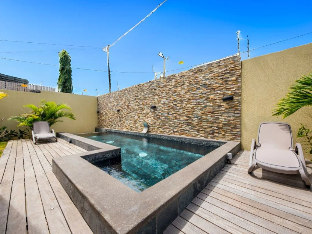001034-pool.webp
