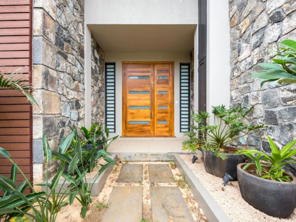 001034-frontdoor.webp