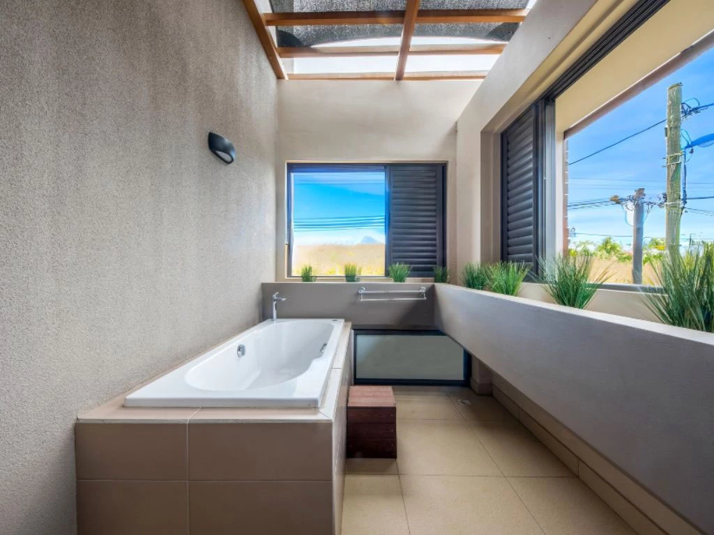 001034-4bathroom3.webp