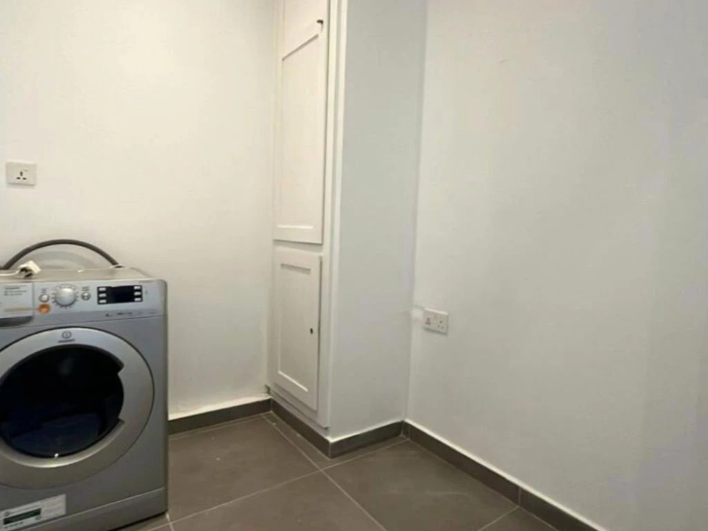 001065-closet.webp