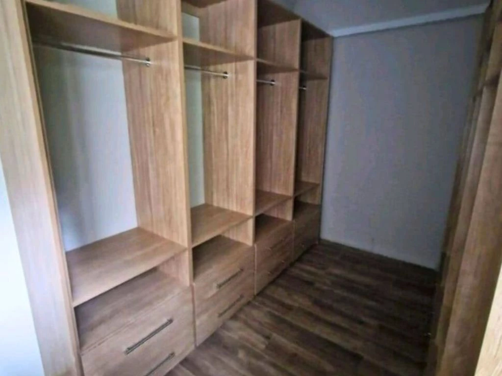 001025-closet.webp
