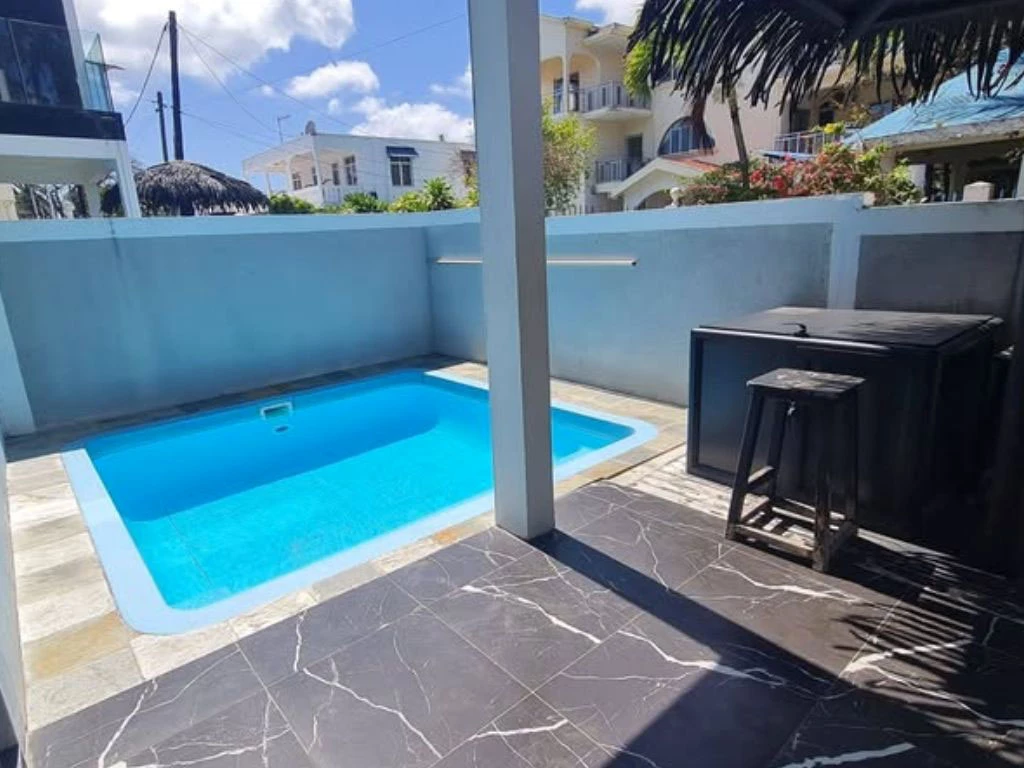 001009-pool.webp
