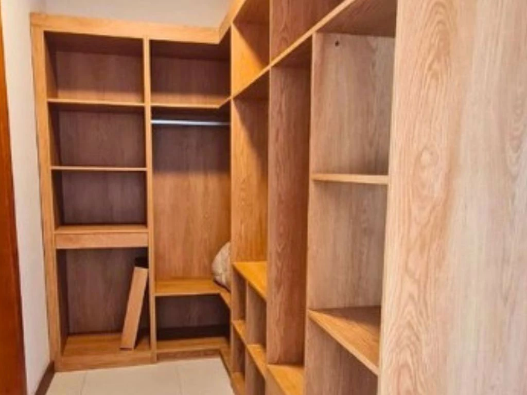 001016-closet.webp