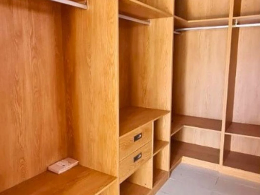 001016-closet2.webp