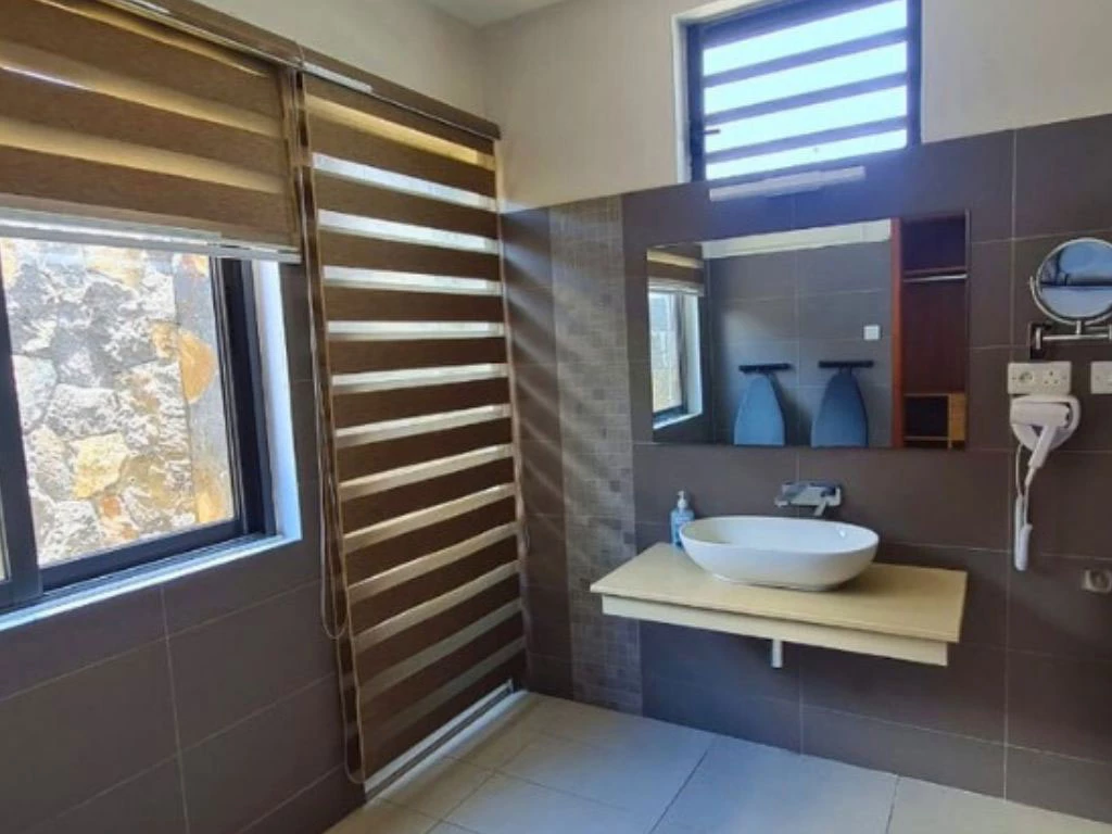 001016-2bathroom.webp