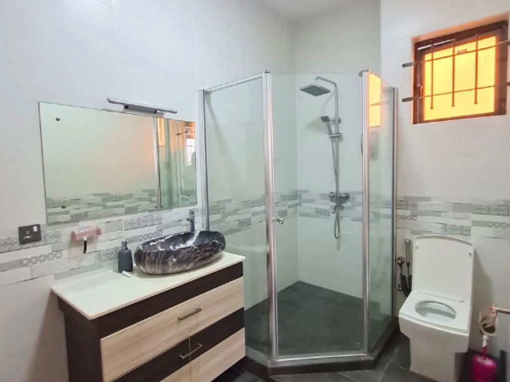 001046-bathroom.webp