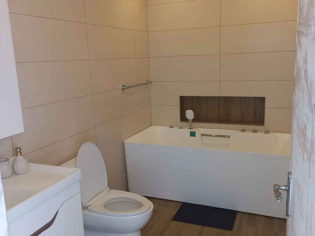 001021-2bathroom.webp