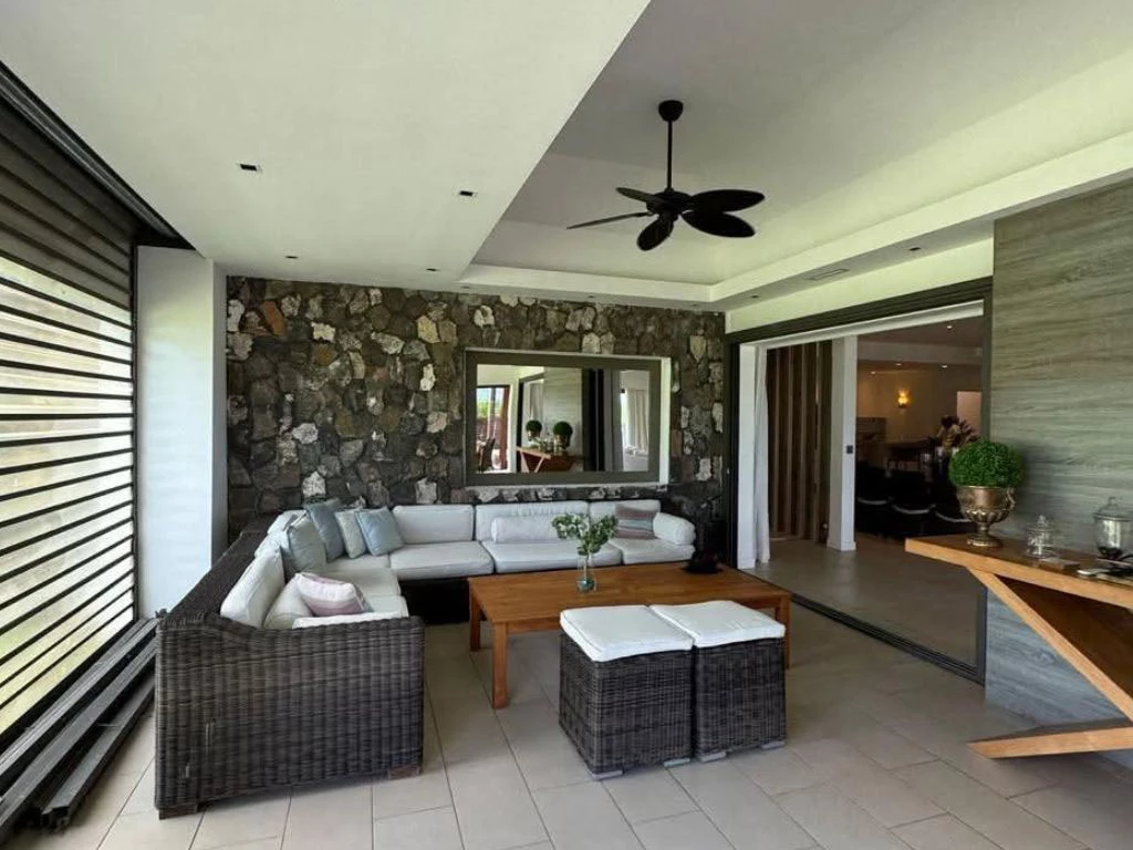 001060-outside-livingroom.webp