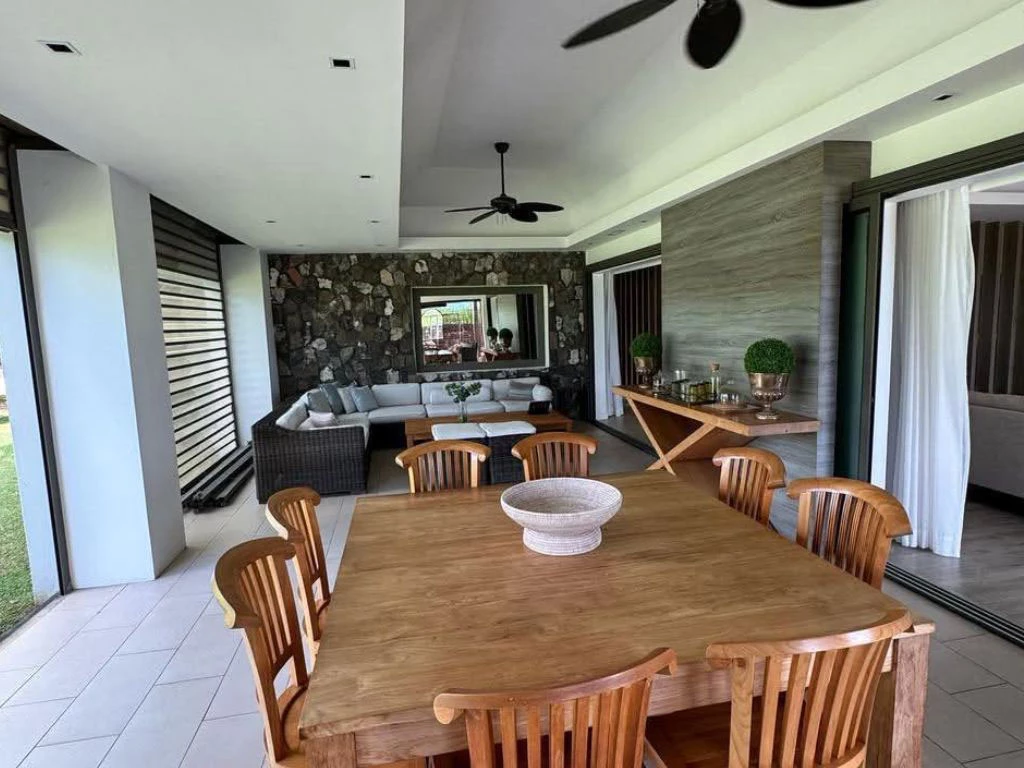 001060-outside-livingroom2.webp