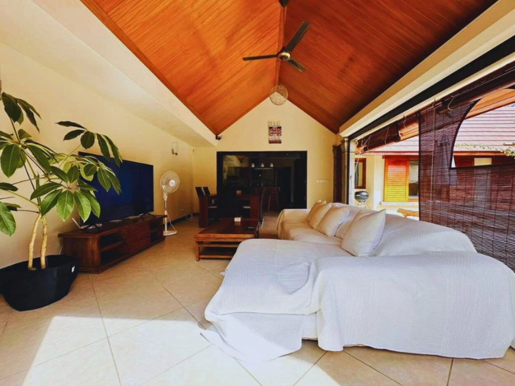 001033-outside-livingroom2.webp