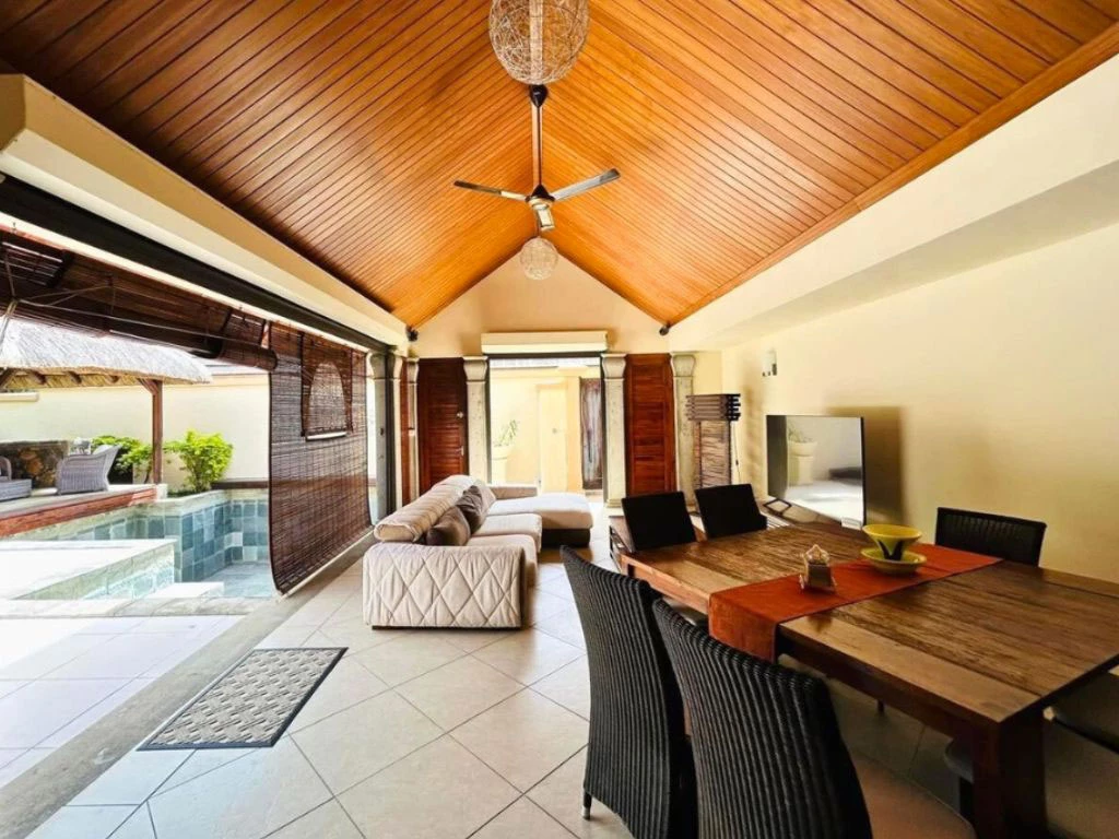 001033-outside-livingroom.webp