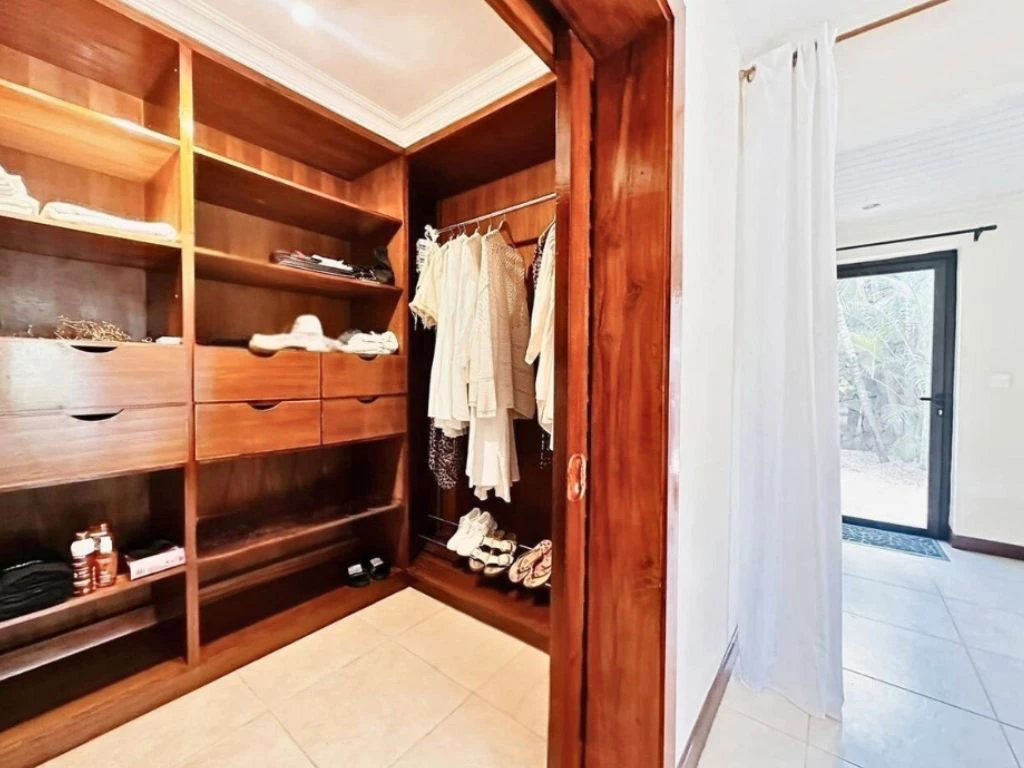 001033-closet.webp