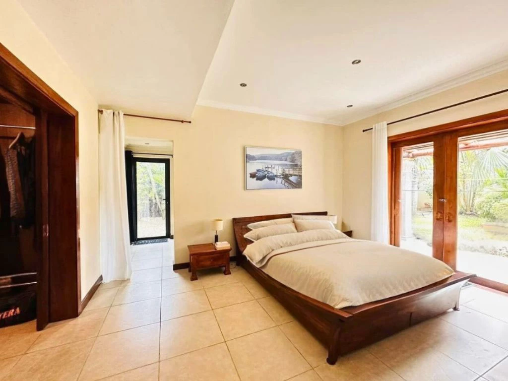 001033-bedroom.webp