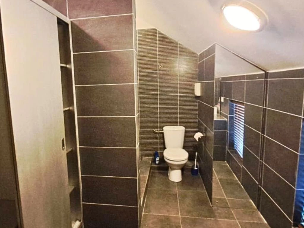 001045-2bathroom2.webp